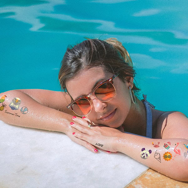 Tatuajes temporales de vinilo y foil para decorar la piel, ideales para verano y eventos, con diseño personalizado y fácil aplicación, perfectos para festivales y fiestas.