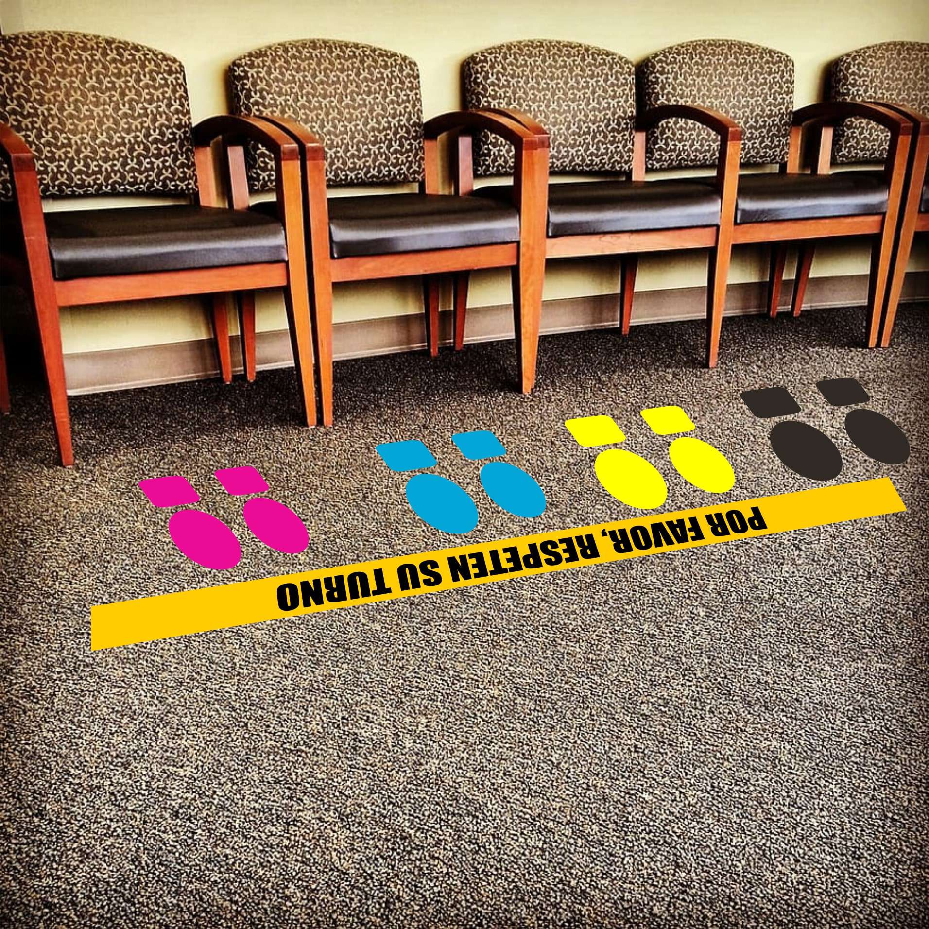 Soporte de impresión directa de 320 micras anti-deslizante con adhesivo y especial aplicación sobre moquetas. Certificación R10