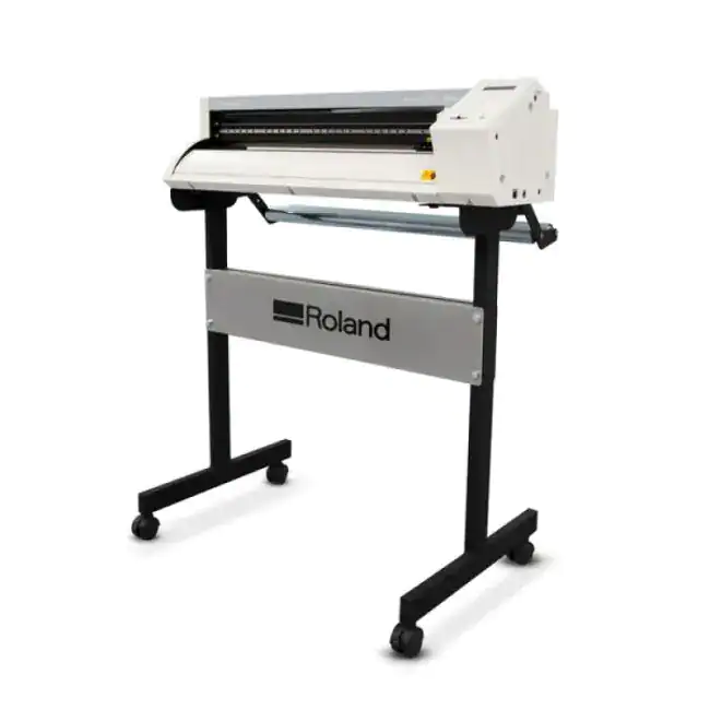 Plotter de impresión y corte Roland para vinilos y gráficos publicitarios. Máquina profesional ideal para diseño, impresión y corte de vinilos de alta precisión. Soluciones en impresión digital y vinilos decorativos.