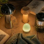 lampes à pile design sur table bois