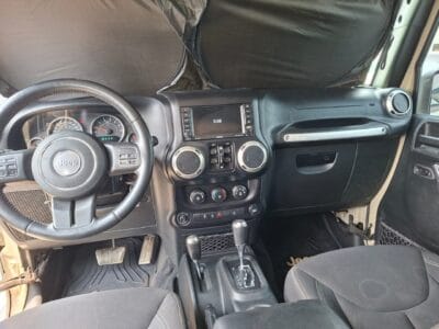 Jeep Wrangler 2017 with 6 cylinders