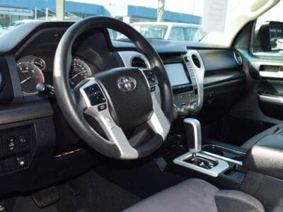 Toyota Tundra 5.7 L SR5 2016