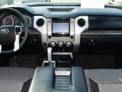 Toyota Tundra 5.7 L SR5 2016