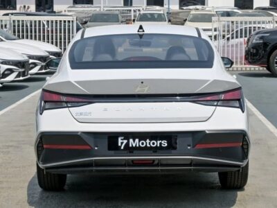 Hyundai Elantra 2025 Hyundai Elantra 4 Cylinder Engine White Black