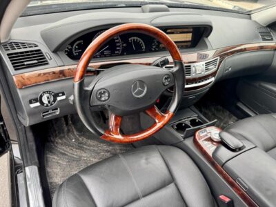 2007 Black Mercedes-Benz S 550 5.5 Liters 8 Cylinders Engine