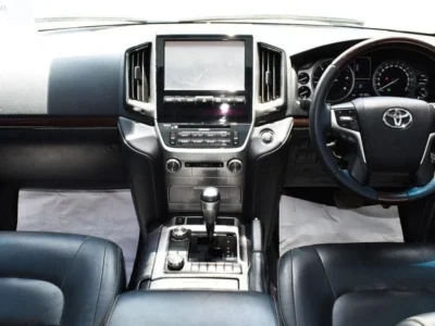 2018 Toyota Land Cruiser 4.5 litre 8 Cylinder Engine RHD White Black