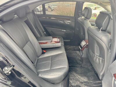 2007 Black Mercedes-Benz S 550 5.5 Liters 8 Cylinders Engine