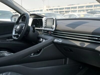 Hyundai Elantra 2025 Hyundai Elantra 4 Cylinder Engine White Black