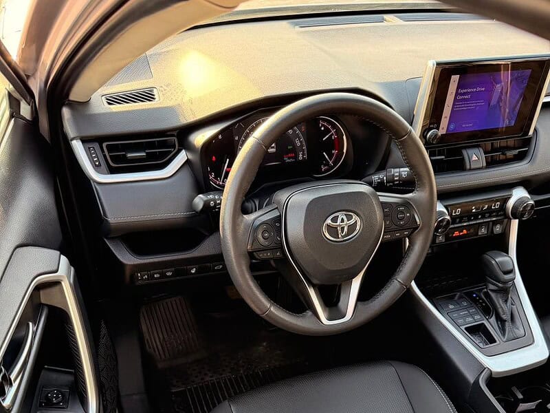 2024 TOYOTA RAV 4 XLE AWD 2.5 litre V4 Cylinder Engine Silver Black SUV