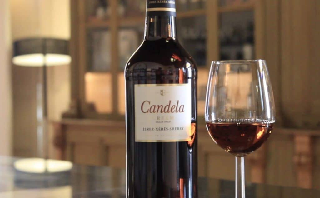Glas med spansk vino dulce serveret på restaurantbord