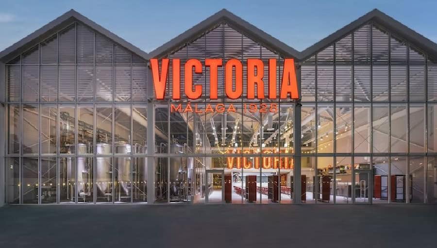 Facade af Ølbryggeriet Victoria i Málaga med logo og moderne design