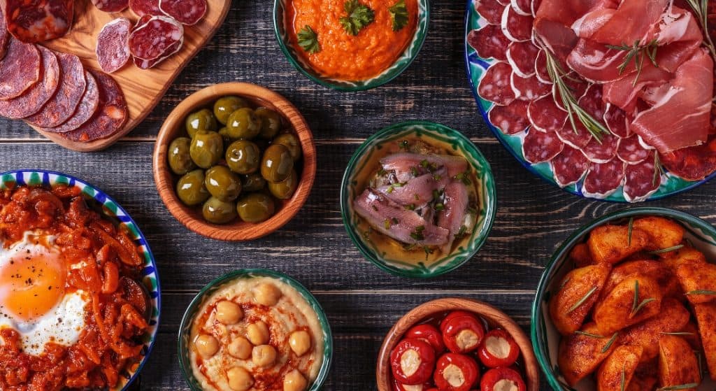 Traditionelle spanske tapas anrettet på et rustikt træbord.