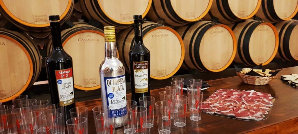 Rækker af egetræsfade med vin på lager i Bodegas Quitapenas
