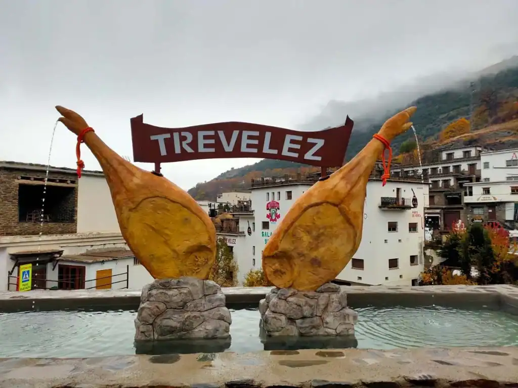 Farverig indgang til El Pueblo de los 3 Cerditos med figurer af de tre små grise