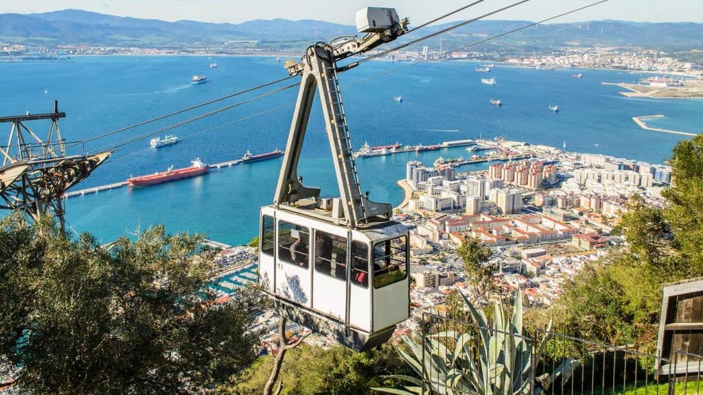 Ikonisk udsigt over Gibraltarklippen med havet i baggrunden
