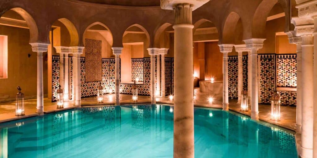 Indgang til El Hammam i Málaga med maurisk-inspireret arkitektur