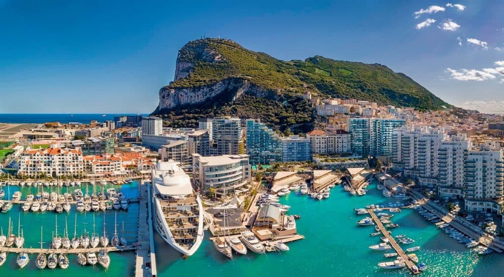 Abe sidder på udsigtspunkt med panoramaudsigt over Gibraltarstrædet