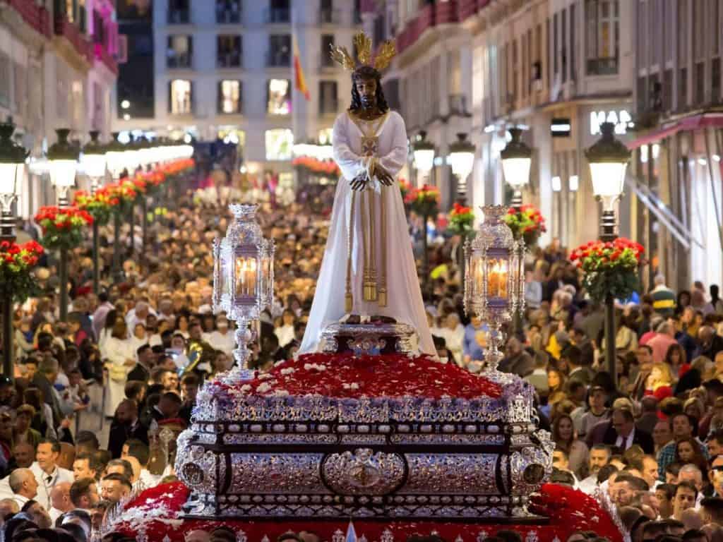 Rigt dekoreret flåde med religiøse figurer bæres gennem gaderne i Spanien