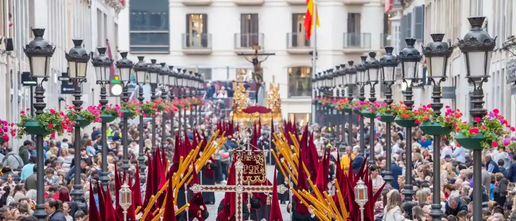 Traditionel påskeprocession med kapuchonklædte deltagere under Semana Santa