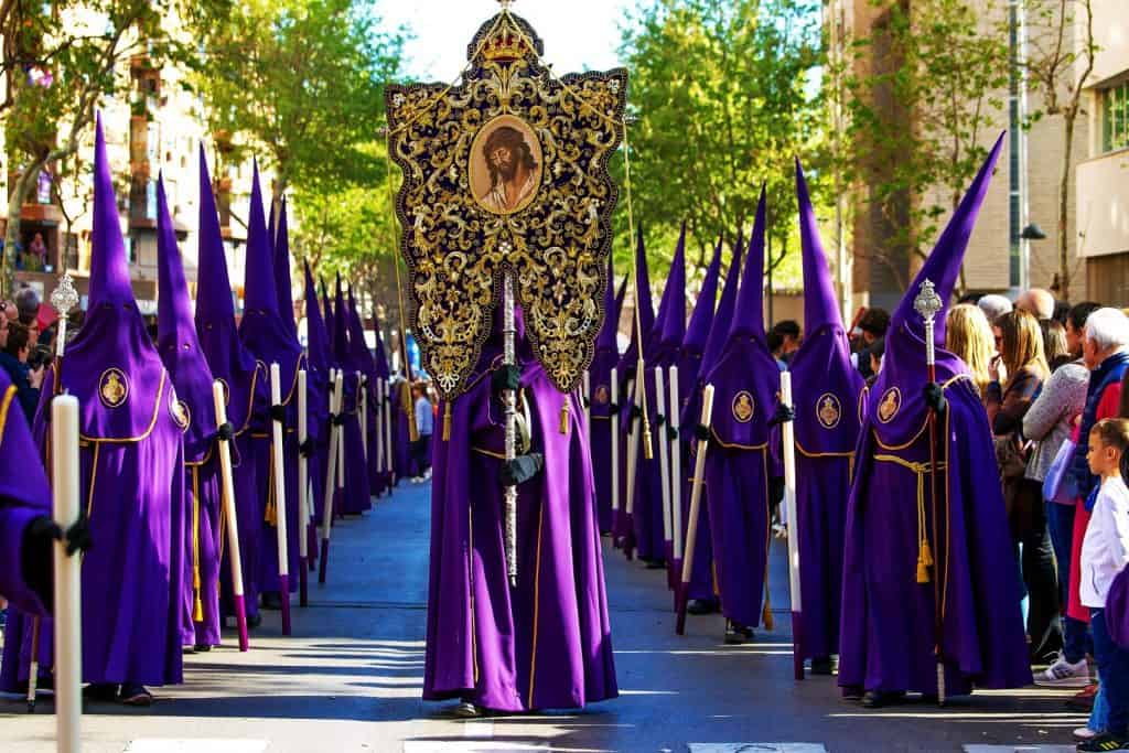 Tusindvis af tilskuere ser på procession i Málaga under Semana Santa