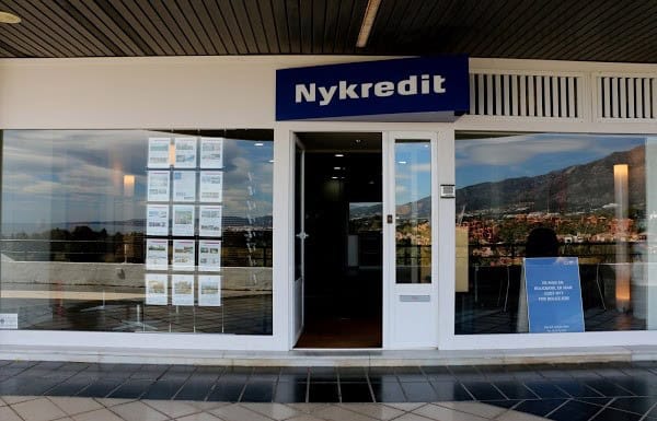 Danish couple meeting with advisor about buying property in Spain through Nykredit Boligbank