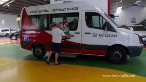 Række af udlejningsbiler parkeret ved lufthavn på Costa del Sol