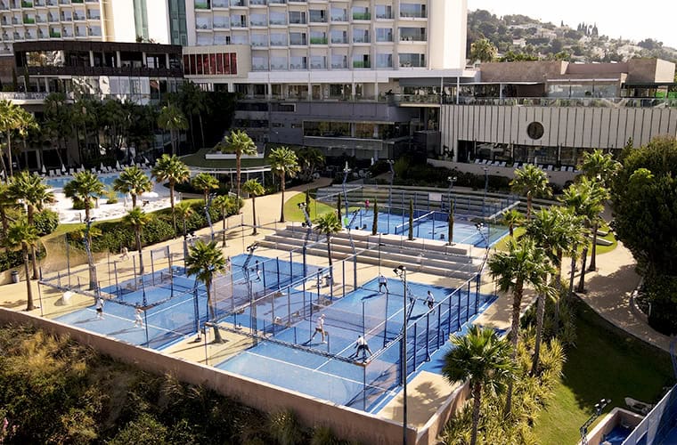 Infinity-pool og palmer i feriekompleks i Reserva del Higuerón, Benalmádena