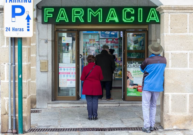 Moderne apotek med grønthvidt kors på facaden i Costa del Sol