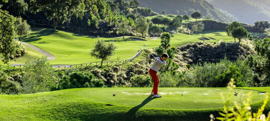 Golfspillere på en solrig golfbane i Andalusien, Costa del Sol