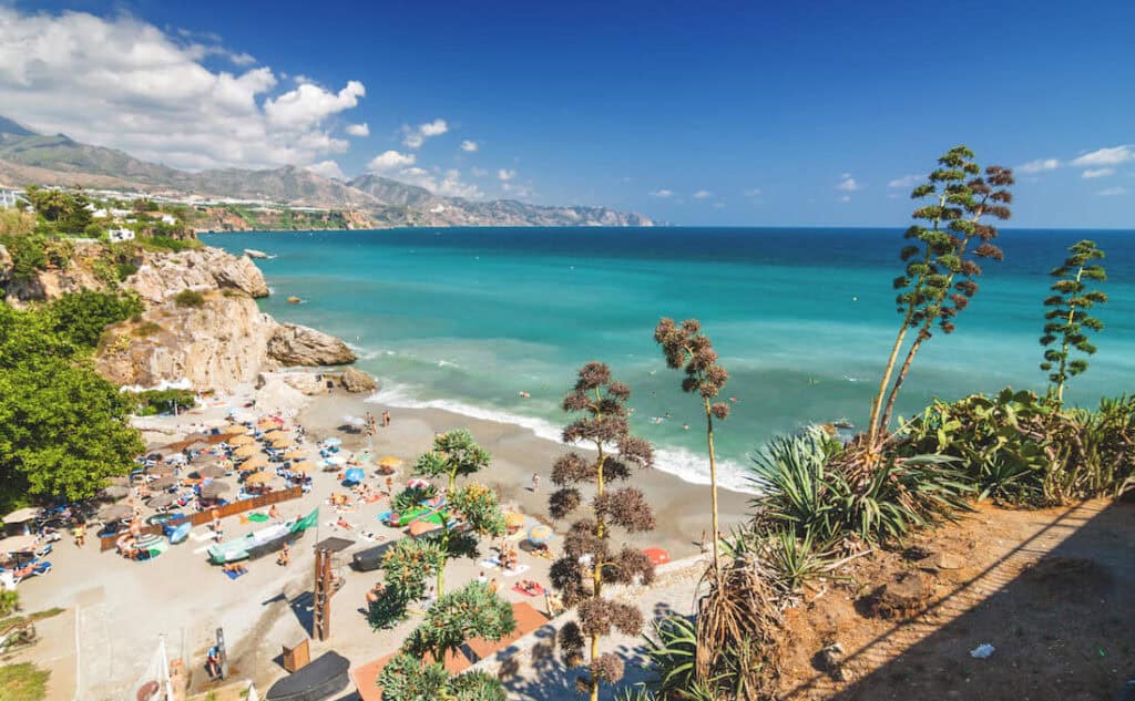 Solrig udsigt over Málaga og Middelhavet i Andalusien