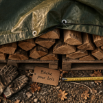 bache pour bois sur tas de buches