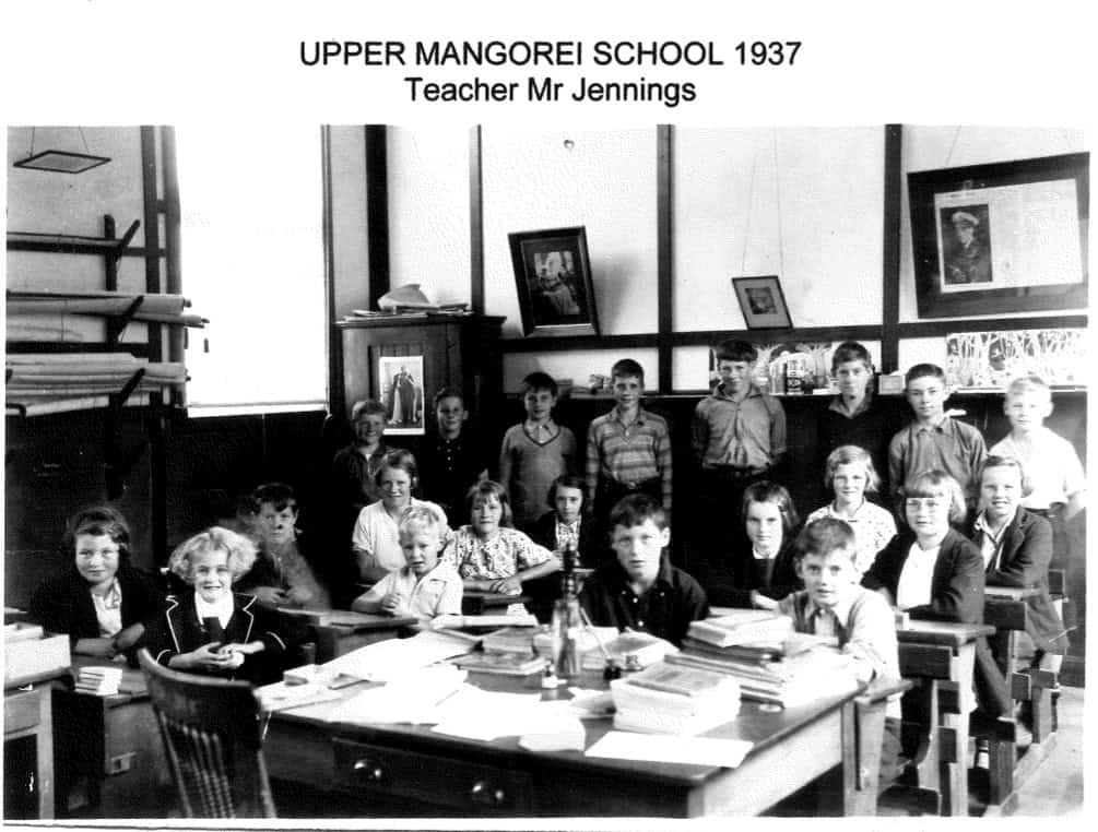 Upper Mangorei School 1937 classroom with teacher Mr Jennings and students.