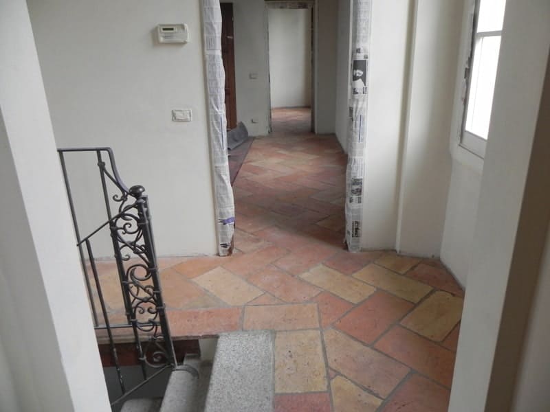Pavimento in cotto rovinato
