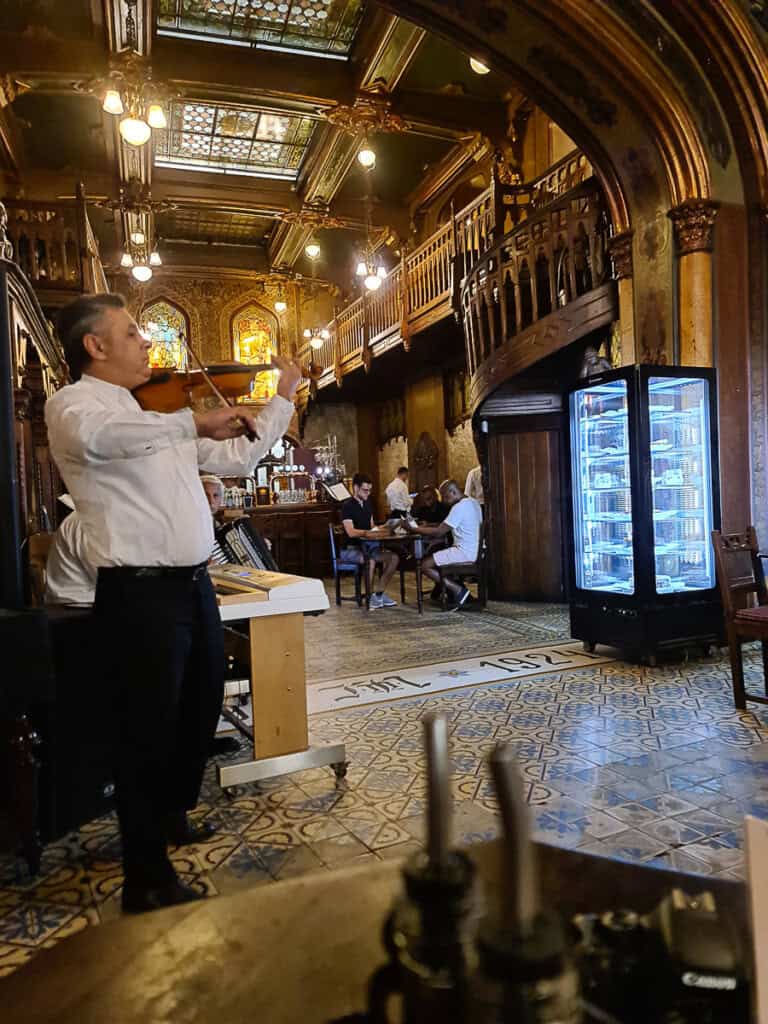 Live music is often played in Caru' cu bere restaurant