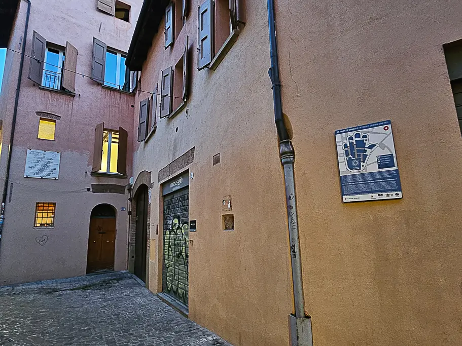 Quiet alley in Bologna’s former Jewish Ghetto, featuring medieval buildings and cobblestone streets—one of the most atmospheric hidden photography spots in Bologna.