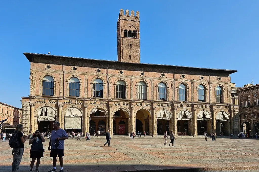 Full view of Bologna’s Palazzo del Podestà with its medieval tower and Gothic arcades, located on Piazza Maggiore—ideal for wide-angle urban photography.