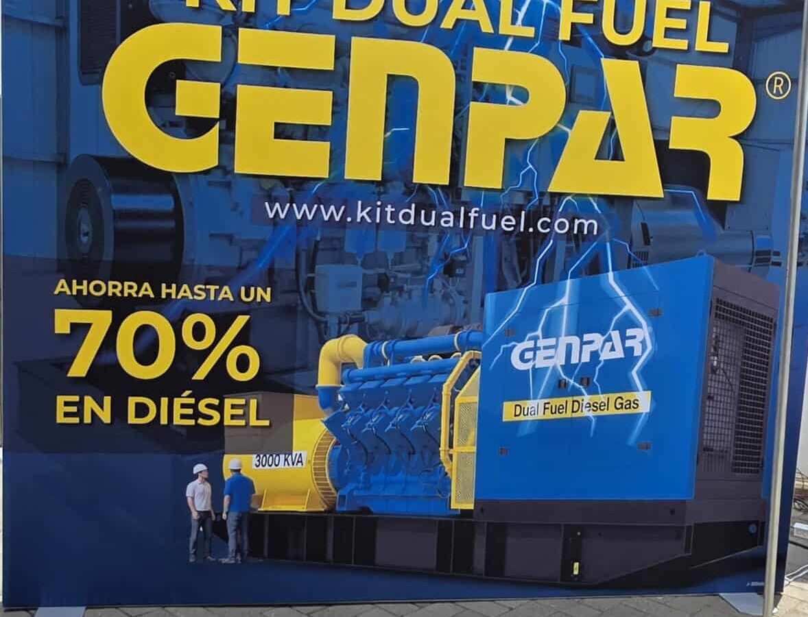 Kit dual fuel Genpar, generador de energía diésel y gas, exhibido en evento con publicidad de ahorro de hasta 70% en diésel, ideal para aplicaciones industriales y comerciales en Venezuela.