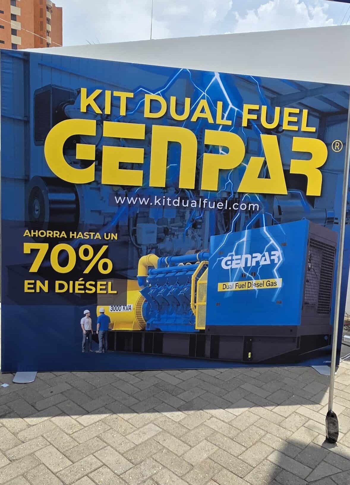 Kit dual fuel Genpar, generador de energía diésel y gas, exhibido en evento con publicidad de ahorro de hasta 70% en diésel, ideal para aplicaciones industriales y comerciales en Venezuela.