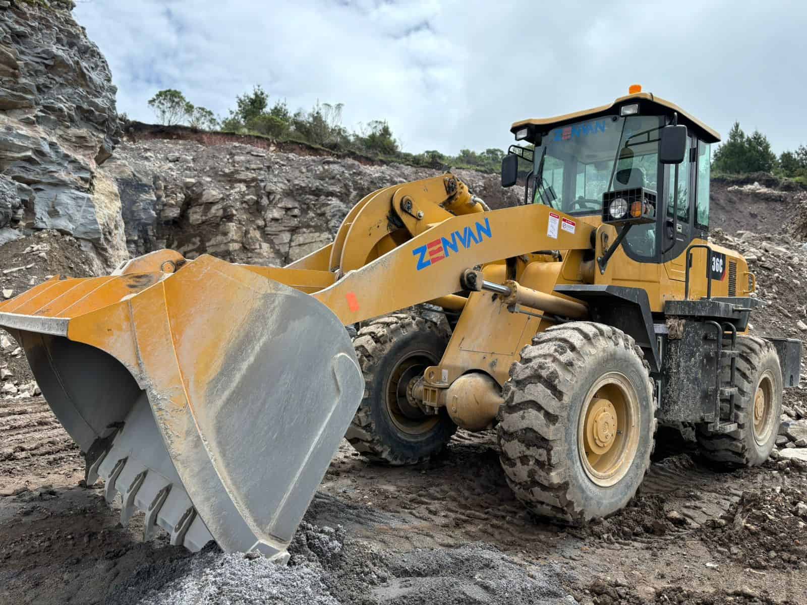 Excavadora de bulldozer Caterpillar en obra de construcción en terreno rocoso, maquinaria pesada para movimiento de tierra y obras civiles, óptima para proyectos de minería y construcción.