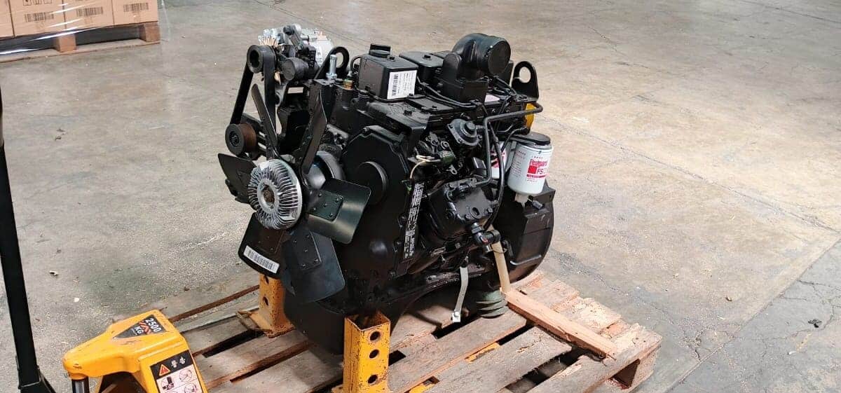 Motor diésel industrial para maquinaria pesada, equipado con filtros y componentes de alta calidad, listo para instalación en proyectos de construcción y obra pública.
