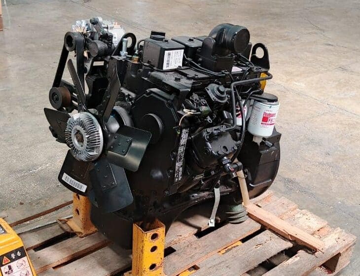 Motor diésel industrial para maquinaria pesada, equipado con filtros y componentes de alta calidad, listo para instalación en proyectos de construcción y obra pública.