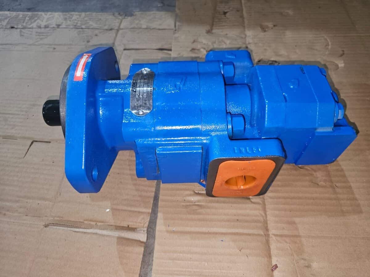 Cilindro hidráulico azul para maquinaria pesada, componente esencial para levantar y mover cargas en construcción y minería. Alta durabilidad y rendimiento confiable en trabajos exigentes.