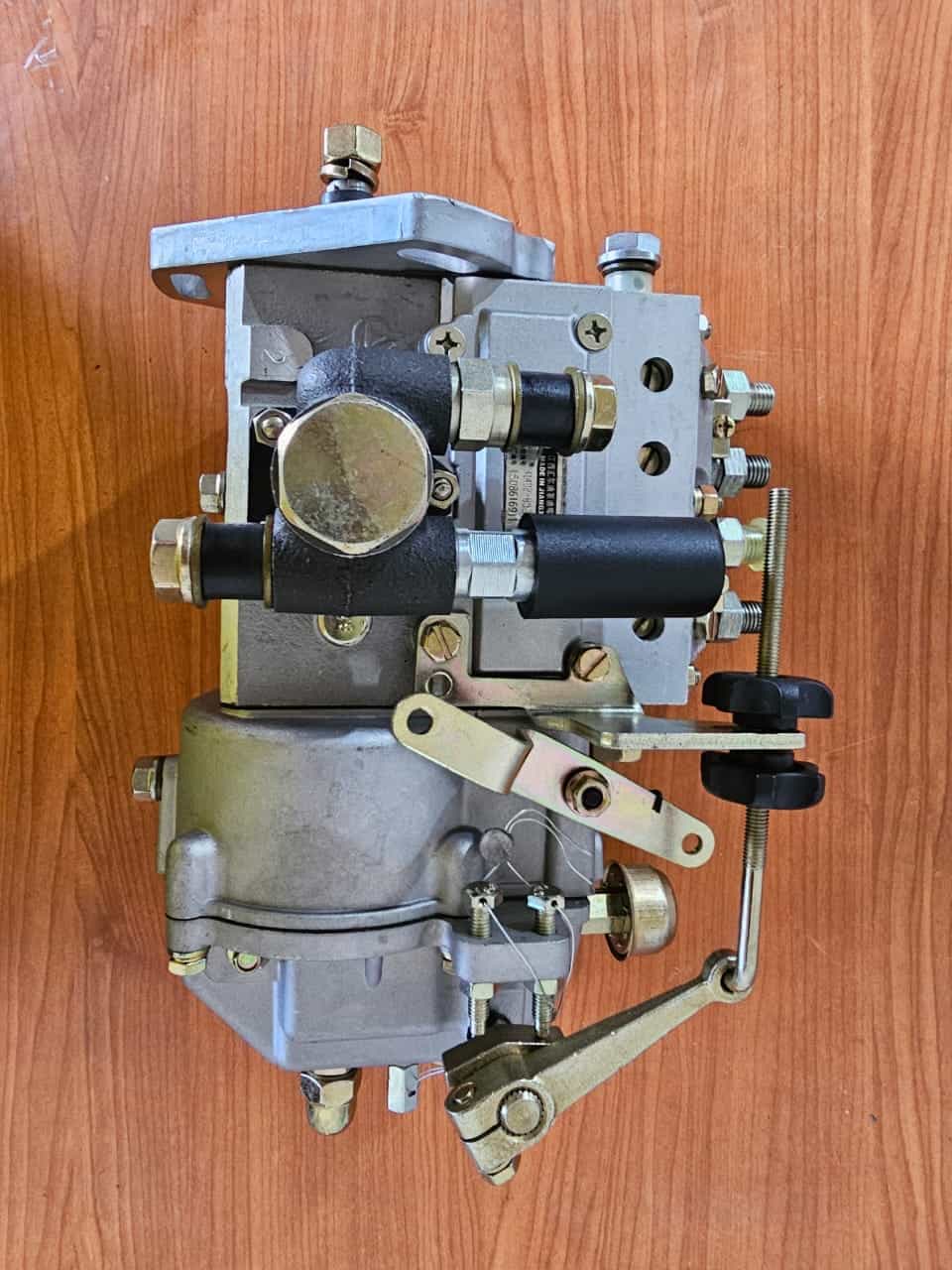 Filtro de combustible industrial para maquinaria pesada, componentes metálicos robustos y ajuste preciso. Ideal para optimizar el rendimiento y durabilidad en equipos agrícolas y construcción.