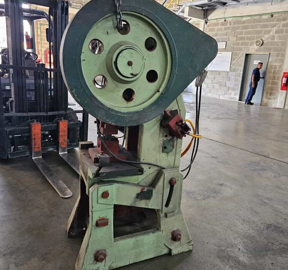 Cortadora de metal industrial en almacén de maquinaria pesada, equipada para corte de precisión en procesos industriales.
