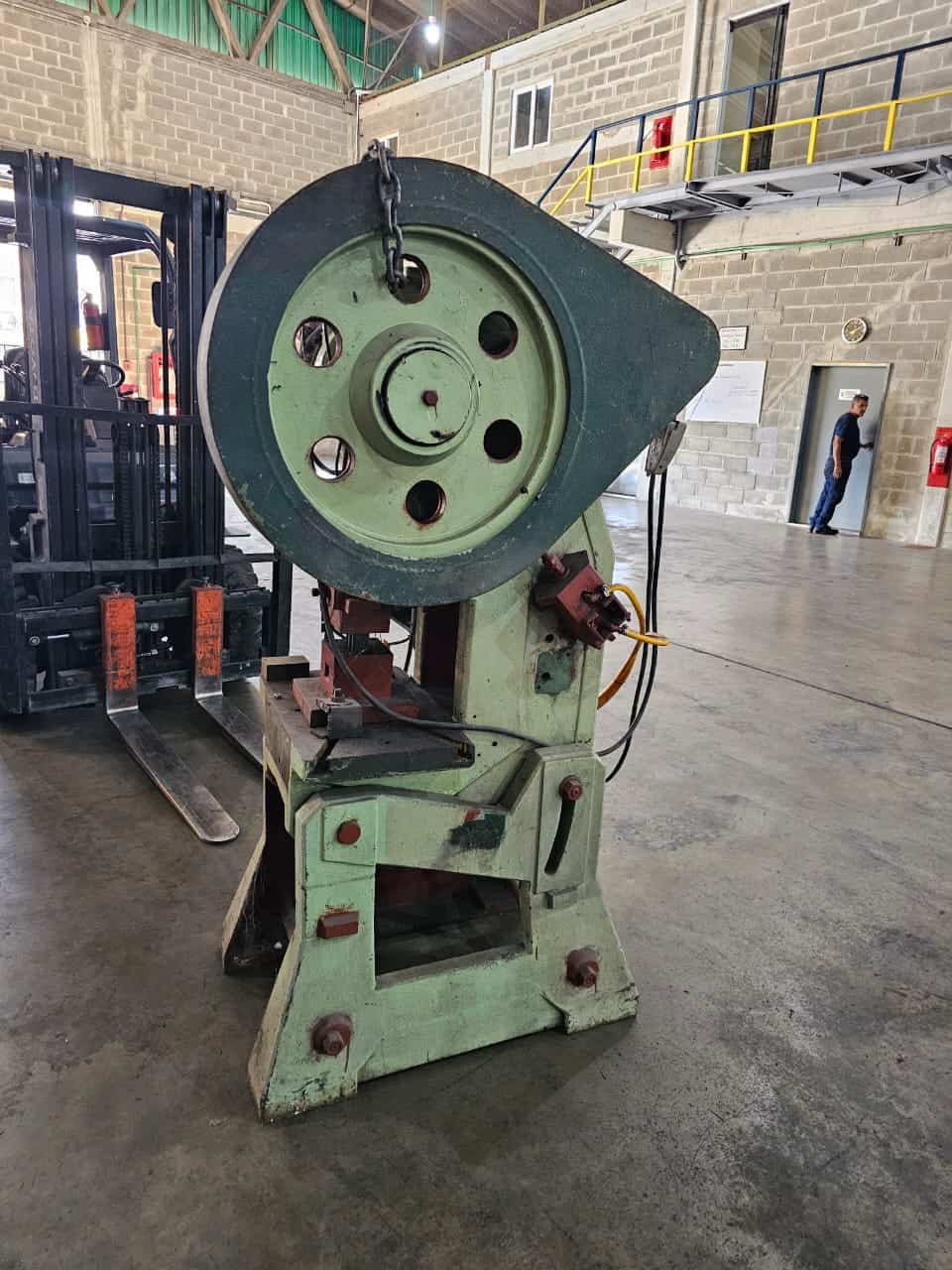 Cortadora de metal industrial en almacén de maquinaria pesada, equipada para corte de precisión en procesos industriales.