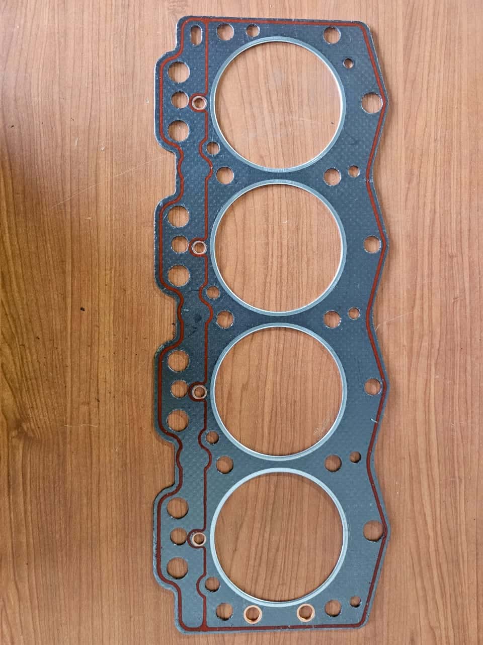 Junta de culata para motores de maquinaria pesada, compatible con diferentes modelos y marcas, diseñada para asegurar un sello hermético y óptimo rendimiento en equipos industriales.