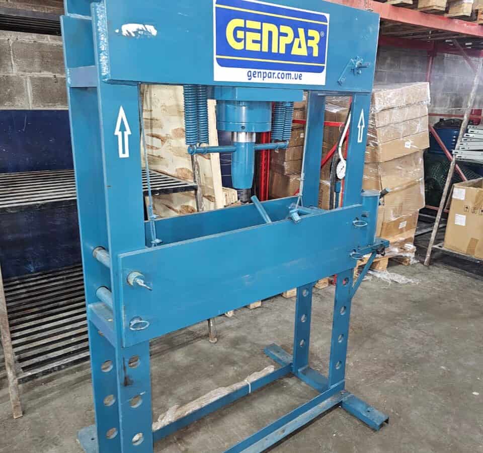 Maquinarias para prensado y ensamblaje, equipo industrial de alta calidad para procesos de fabricación y construcción.