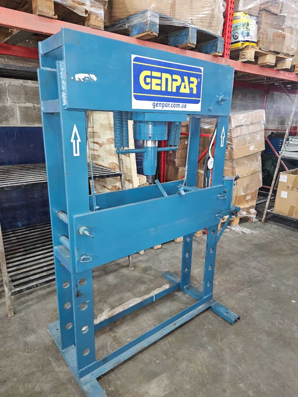 Maquinarias para prensado y ensamblaje, equipo industrial de alta calidad para procesos de fabricación y construcción.