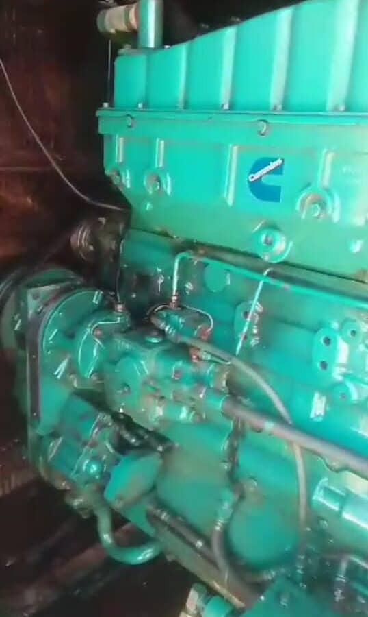 Generador eléctrico industrial en color verde, equipado con componentes robustos y tecnología avanzada para aplicaciones de alta demanda. Ideal para minería, construcción y proyectos energéticos.
