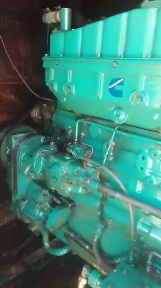 Generador eléctrico industrial en color verde, equipado con componentes robustos y tecnología avanzada para aplicaciones de alta demanda. Ideal para minería, construcción y proyectos energéticos.